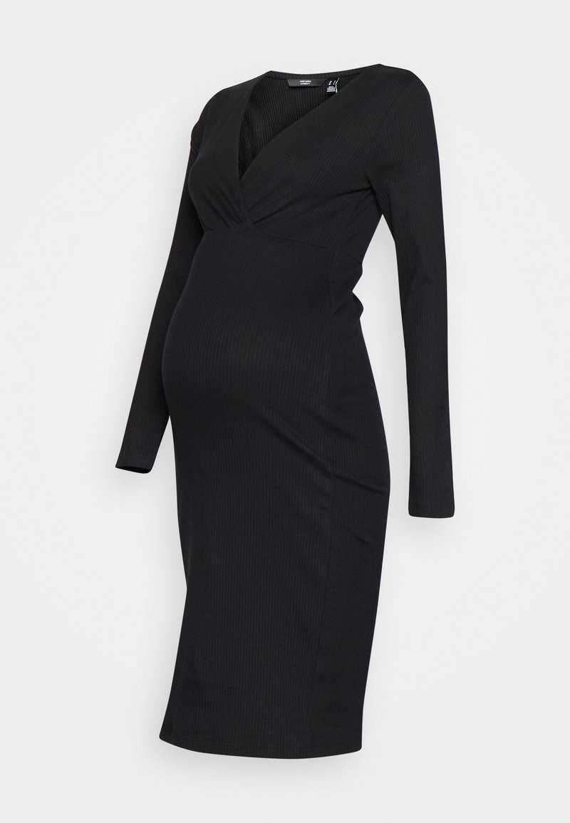 Robe de maternité noire à manches longues, col en V et silhouette ajustée s'étendant sous les genoux.