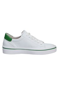 Witte leren sneaker met een groene accent op de hiel, ronde neus en rubberen zool. Voorzien van platte witte veters en minimale stikdetails.