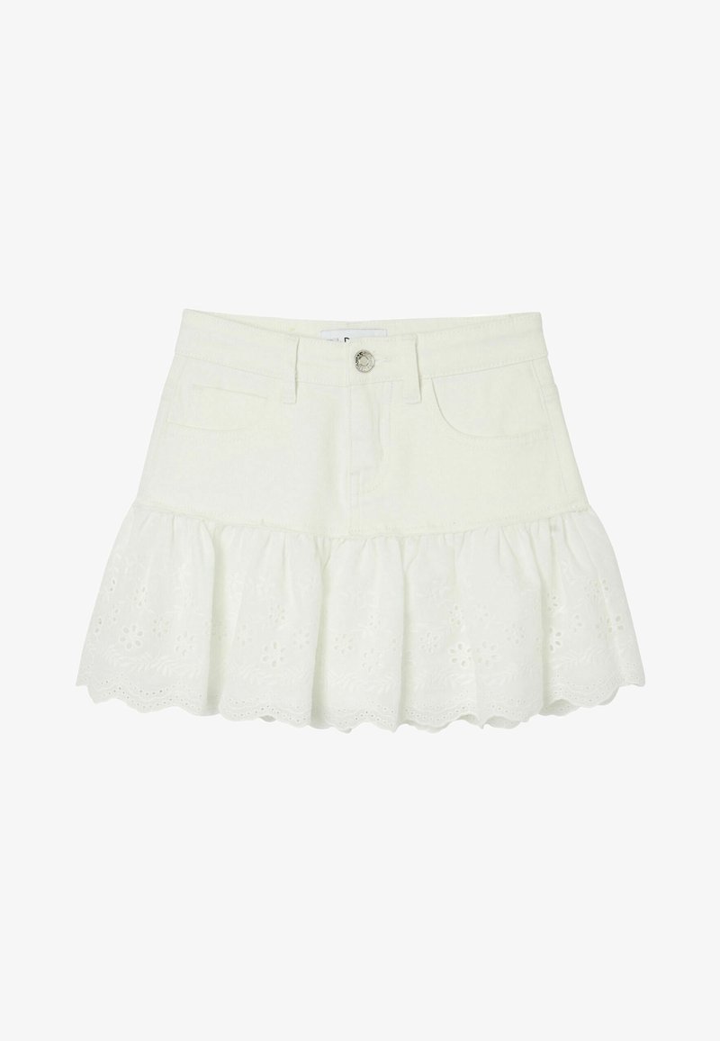 Mini-jupe blanche avec partie supérieure en denim, fermeture à boutons, et ourlet en dentelle œillet à volants orné de motifs floraux découpés.