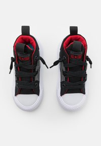 Czarno-czerwone trampki Converse All Star dla małych dzieci z białymi gumowymi podeszwami i czarnymi sznurowadłami, pokazane z góry na białym tle.