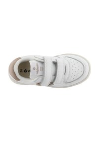 Weißes Leder-Sneaker mit zwei Klettverschlüssen, perforierter Zehenkappe und beigem Akzent an der Ferse. Größe 24 ist innen angegeben.