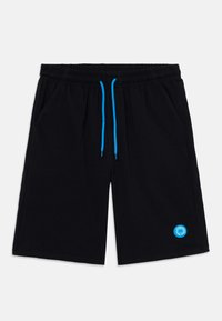 Shorts noirs en tissu doux avec une taille élastique, un cordon bleu, des poches latérales et un logo circulaire bleu sur la jambe inférieure.