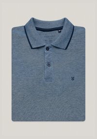 Niebieska koszulka polo z teksturowanej tkaniny, jednolitym kolorem i kontrastowym kołnierzykiem. Zawiera trzy guziki i małe logo.