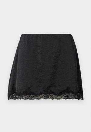 Schwarzer Satin-Minirock mit geradem Schnitt, ausgestattet mit einem gewellten Spitzenbesatz am Saum, glatter Textur und elastischem Bund.
