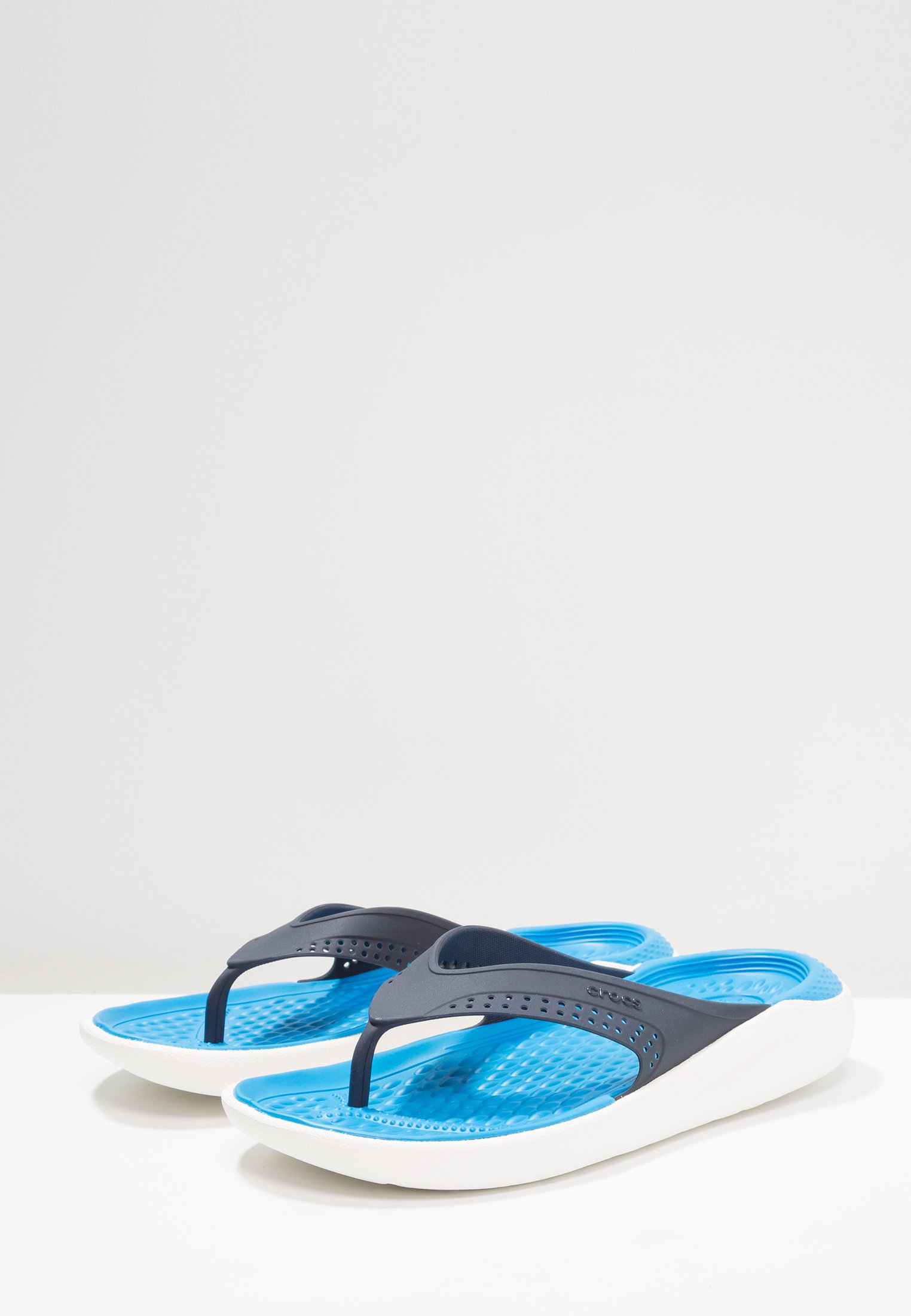 Crocs LITERIDE FLIP - Chanclas de dedo - navy/white/azul marino - Zalando.es