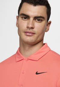 Nike Performance SOLID - Polotričko - light wild mango black