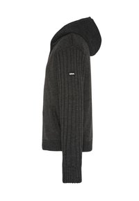 Ciemnoszary sweter o prążkowanej fakturze, z kapturem i boczną metką. Posiada dopasowany dół oraz bezszwową konstrukcję ramion.