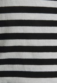 Musta ja valkoinen raidallinen kangas, jossa on vuorotellen vaakasuoria nauhoja. Tekstuurin näyttää olevan sileä ja pehmeä, tasainen koko materiaalissa.