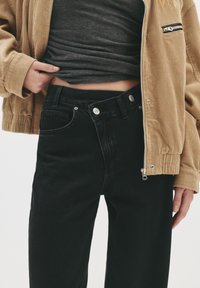 PULL&BEAR Leveälahkeiset - black