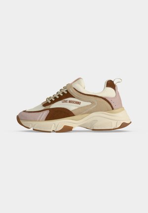 Baskets chunky beige, marron et rose avec des panneaux en mesh et en suède, semelle épaisse, fermeture à lacets à l'avant et logo "Love Moschino" sur le côté.