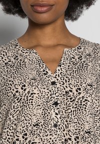 Culture JUNO CAPSLEEVE - T-shirt estampada - macadamia