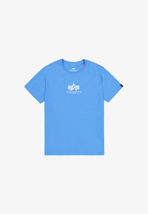 Hele sinine T-särk, mis on valmistatud puuvillast, valge logo rinnal, ümmargune kaelus ja lühikesed varrukad. Lihtne disain, ilma mustriteta.