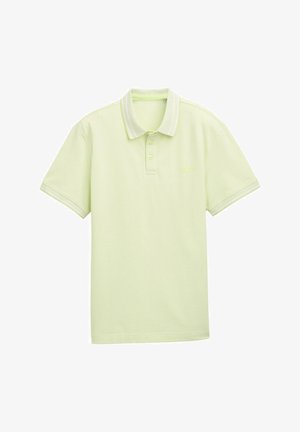 Polo de color verde claro, de manga corta, fabricado en tejido suave, con tres botones en la parte frontal, detalles de rayas blancas en el cuello y los bordes de las mangas. Logotipo sencillo en la parte delantera.