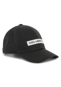 Boné preto feito de tecido, com uma viseira curvada. Um rótulo retangular branco com "KARL LAGERFELD" está costurado na parte da frente.