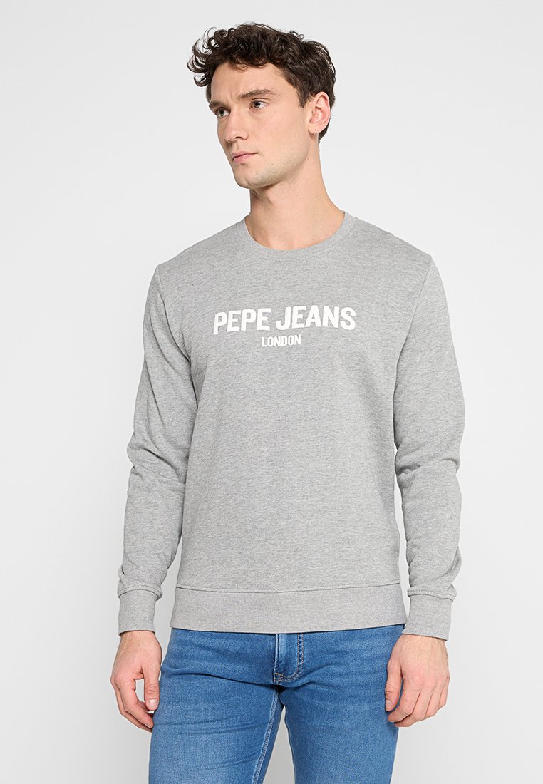 Sudadera gris con cuello redondo y mangas largas. Logo "PEPE JEANS LONDON" en blanco en el pecho. Tejido suave, estilo casual.