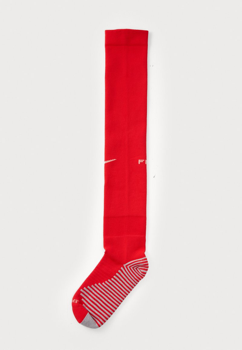 Pikk punane jalgpall socks, millel on ribakujuline tekstuur, valge logo ja hallid triibud varvaste ja kandide ala peal.