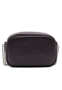 Borsa a tracolla in pelle nera con finitura testurizzata, forma rettangolare, tracolla in catena argentata e chiusura a zip, caratterizzata da dettagli di design minimalista.