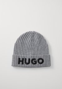 Beanie gri tricotat cu textură încrucișată și tiv pliat. Prezintă inscripția mare „HUGO” în negru pe față. Design clasic și culoare simplă.