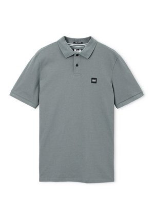 Grå kortærmet polo skjorte med krave, to knapper og et lille firkantet sort logo-patch på venstre bryst.