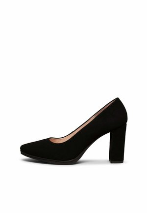 Zapato de salón de tacón alto para mujer en ante negro, con punta puntiaguda y tacón ancho y grueso sobre fondo blanco.