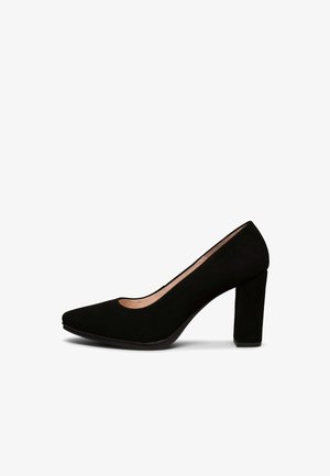 Zapato de salón de tacón alto para mujer en ante negro, con punta puntiaguda y tacón ancho y grueso sobre fondo blanco.