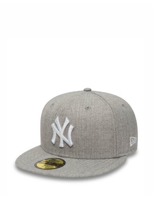 Grey fitted baseball cap with white embroidered New York Yankees logo and a gold size sticker on the brim.