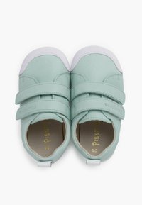 Scarpe verde chiaro con accenti bianchi, realizzate in materiale liscio. Presentano doppi cinturini in velcro e un design della punta arrotondato. La fodera interna è beige.