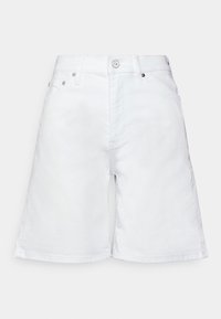 Pantalones cortos de mezclilla blancos de cintura alta con botón frontal y cremallera, trabillas para cinturón y diseño de cinco bolsillos.