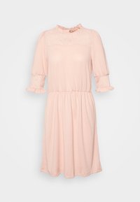 Vestido rosa claro com colarinho franzido, painel de rendas na parte superior, mangas bufantes e cintura elástica. Tecido suave e design de bainha esvoaçante.