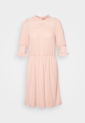 Vestido rosa claro com colarinho franzido, painel de rendas na parte superior, mangas bufantes e cintura elástica. Tecido suave e design de bainha esvoaçante.