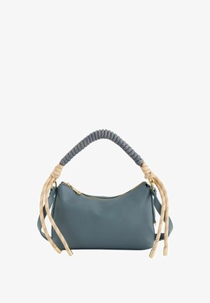 Bolso de mano de cuero azul con asa de cuerda trenzada en gris y beige y cremallera dorada, mostrado sobre un fondo blanco.