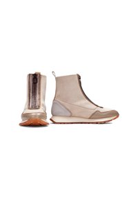 Botas de tobillo de ante beige con cremallera frontal, acentos texturizados y una suela ligera con agarre de goma.