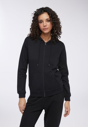 Felpa nera con zip realizzata in tessuto morbido, dotata di cappuccio con cordino, tasche frontali e polsini a costine. Design semplice e casual.