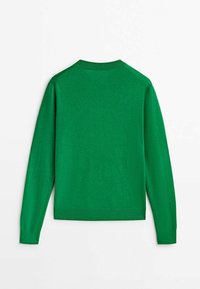 Vihreä neulepusero, jossa on yksinkertainen pyöreä kaula-aukko, pitkät hihat sekä joustinneule reunuksessa ja hihoissa, esittelee sileää tekstuuria.