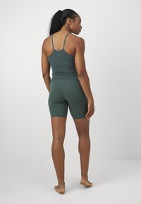 Nike Performance ZENVY - Leggings - vintage green/black
