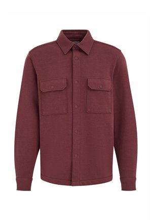 Veste-chemise bordeaux en tissu doux, dotée d'une patte de boutonnage à l'avant, de deux poches poitrine et de manches longues avec poignets boutonnés.