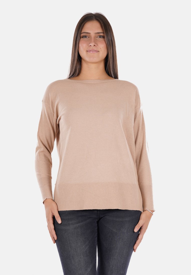 Maglione a maniche lunghe beige in maglia con scollatura ampia e orlo a coste. Tessuto morbido, vestibilità comoda e spalle leggermente cadenti. Abbinato a jeans scuri.