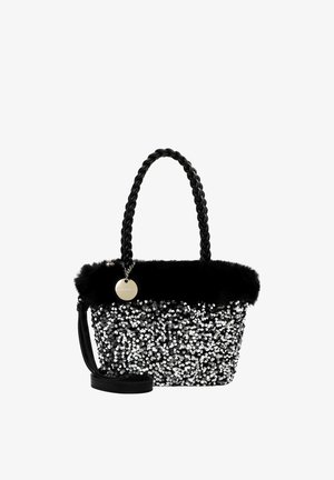 Sort håndtaske med flettet håndtag, sølvglitrende palietter, kunstpelskant og en rund metallisk charme fastgjort til håndtaget.