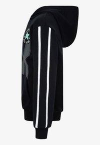 Fekete kapucnis pulóver fehér csíkokkal az ujjakon, textúrázott vállpanellel és zöld csillag logó részlettel. Puha anyag, normál fazon.