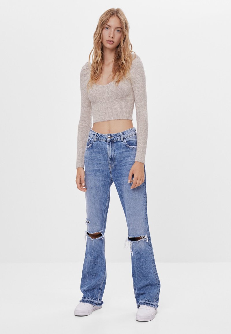 Bershka Mit Zierrissen Flared Jeans Blue Zalando De
