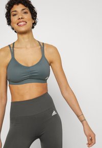 adidas Performance YOGA ESSENTIALS LIGHT-SUPPORT - Sutiã desportivo de suporte ligeiro - blue oxide