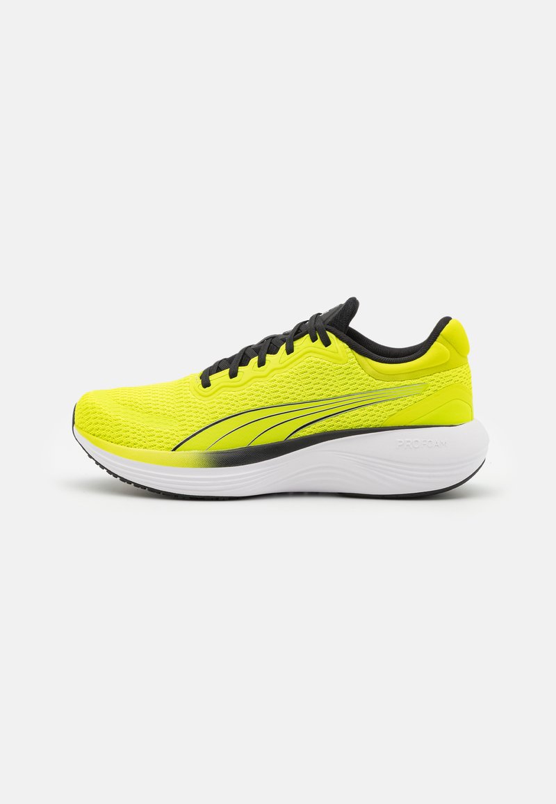Zapatilla de running verde lima con parte superior de malla transpirable, acentos negros y una suela blanca acolchada con la marca "PROFOAM" en el talón.