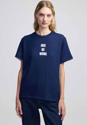 T-shirt en coton bleu marine à manches courtes et col rond. Présente un texte blanc "JOIE DE VIVRE" sur le devant. Texture lisse.