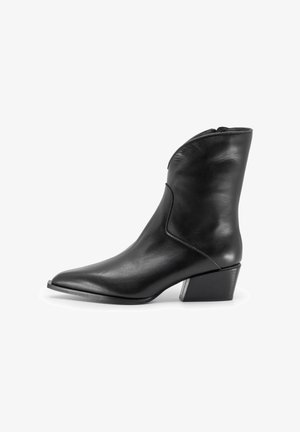 Schwarze Leder-Ankle-Boots mit spitzem Zeh, kantigem Absatz und minimaler Naht. Glatte Textur und elegantes Design. Seitenreißverschluss.