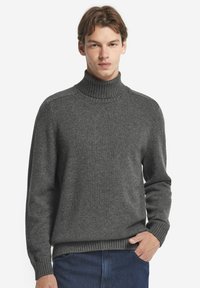 Graumelierter Rollkragenpullover mit strukturiertem Strick, gerippten Bündchen und Saum, lässiger Passform und hohem Kragen. Der Stoff wirkt weich und warm.