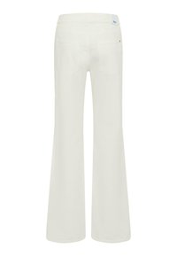 Jeans bianchi a gamba larga visti da dietro con due tasche applicate e una piccola etichetta blu sulla vita.