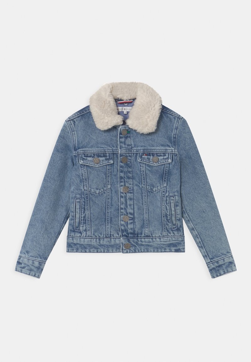 Jeansjacka i ljusblått med fårskinnskyla. Har två knäppta bröstfickor och knäppning fram. Sliten textur.