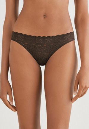 Lace bikini ondergoed in donkerbruin, met een golvende taille en bloemenpatroon, dat een delicate, semi-doorzichtige textuur toont.