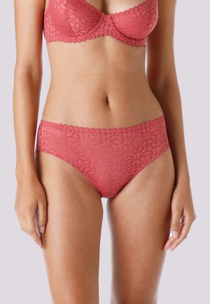 Intimo in pizzo color rosa con vita scallop e motivo floreale. Tessuto morbido con una superficie liscia, con bordi elastici.