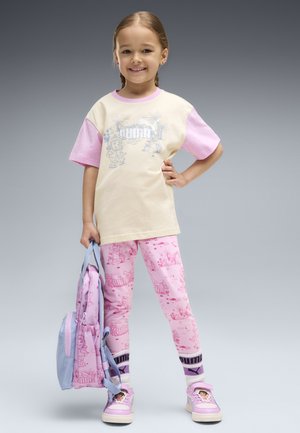 Puma, PUMA X DORA THE EXPLORER RELAXED GRAPHIC T-SHIRT - T-shirts print - alpine snow